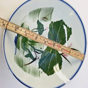 Vacker handmålad skål med blom- och växtmotiv – Japansk estetik