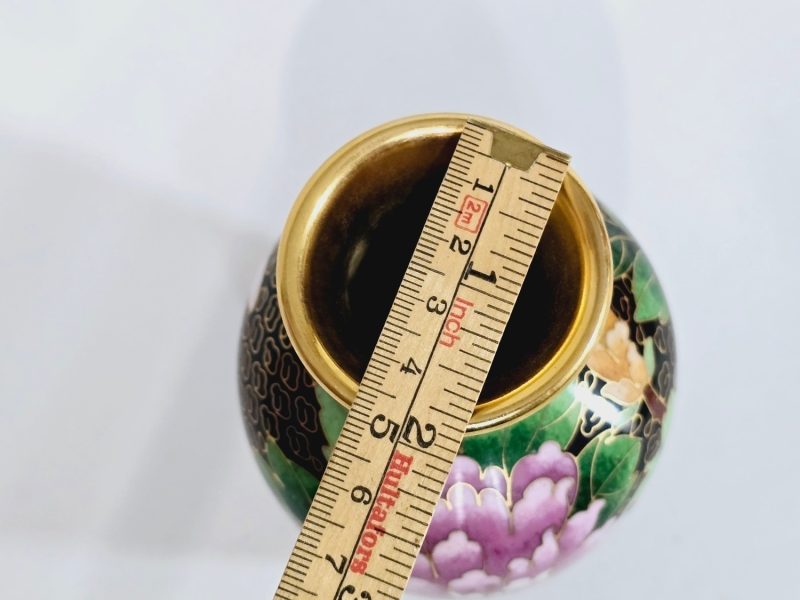 Elegant kinesisk cloisonnévas med blomstermotiv - Ett konstverk i emalj