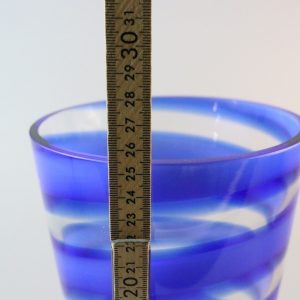 Stor glasvas, spiralmönster i blått