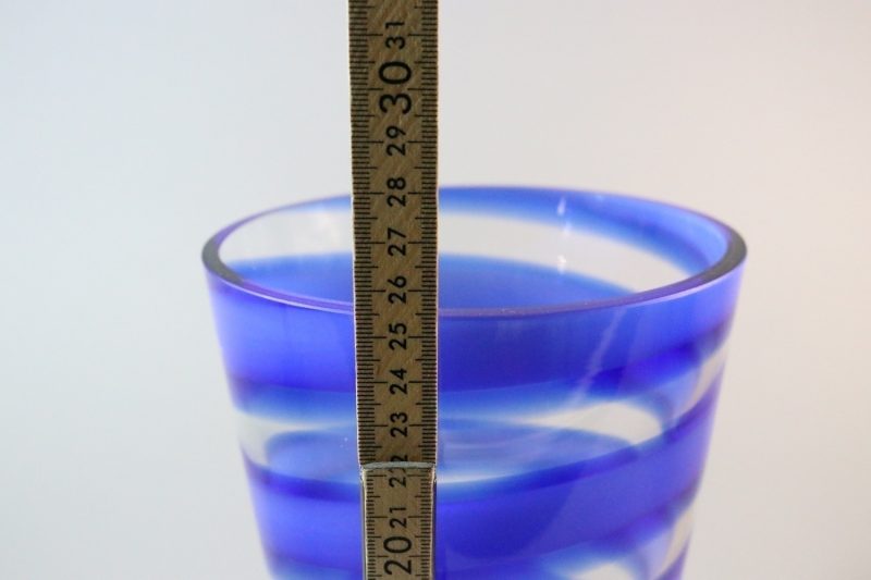 Stor glasvas, spiralmönster i blått