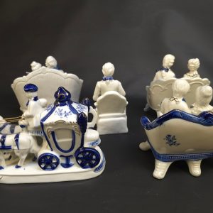 Elegant porslinsgrupp – Kunglig charm och detaljrikedom!