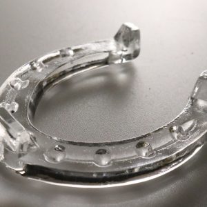 Ljusstake i form av en hästsko, glas