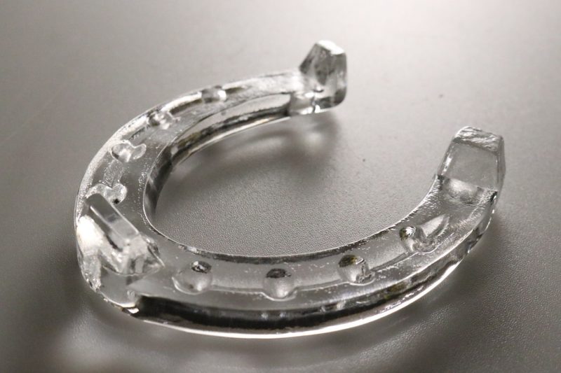 Ljusstake i form av en hästsko, glas
