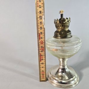 Liten fotogenlampa med metallfot. MÅTT: 16cm