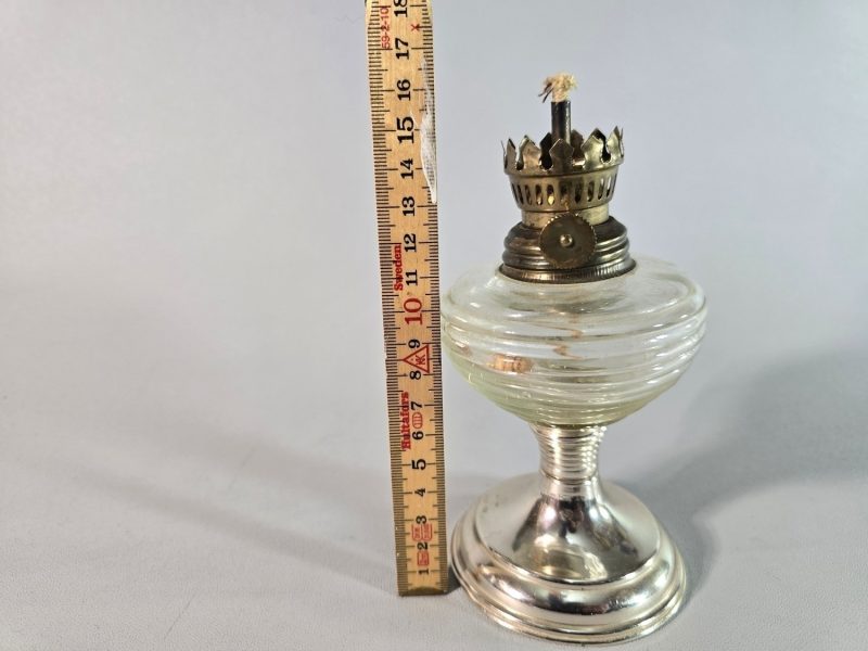 Liten fotogenlampa med metallfot. MÅTT: 16cm