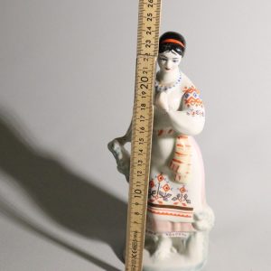 Traditionell porslinsfigur – Handmålad kvinna i folkdräkt
