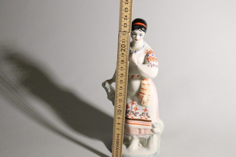 Traditionell porslinsfigur – Handmålad kvinna i folkdräkt