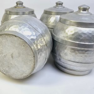 Charmigt set med fyra vintageburkar i hamrad aluminium – tidlös design