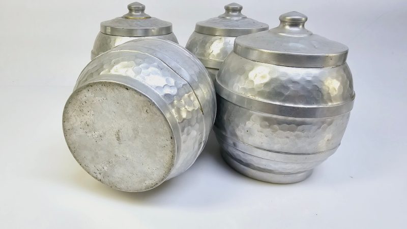 Charmigt set med fyra vintageburkar i hamrad aluminium – tidlös design