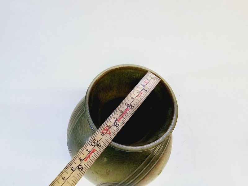 Vintage vas från Nittsjö – Ett tidlöst mästerverk med konstnärliga reliefer