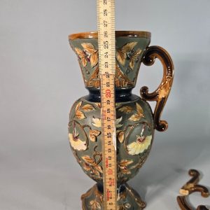 VAS, Wilhelm Schiller & Sons, majolika, sent 1800-tal