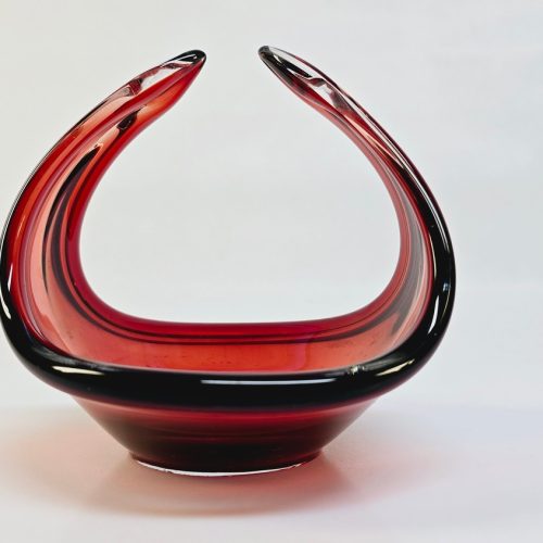 Rubinröd glasskål – Elegans och modern design i perfekt harmoni
