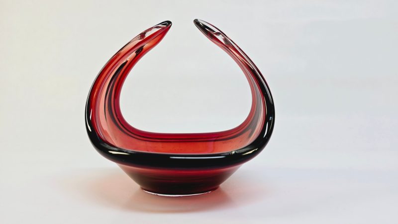 Rubinröd glasskål – Elegans och modern design i perfekt harmoni