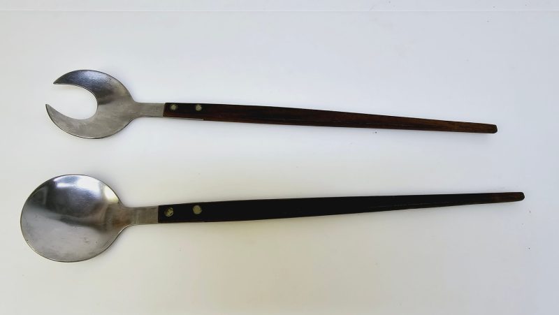 Elegant salladsbestick i rostfritt stål med handtag av trä – 33 cm långa