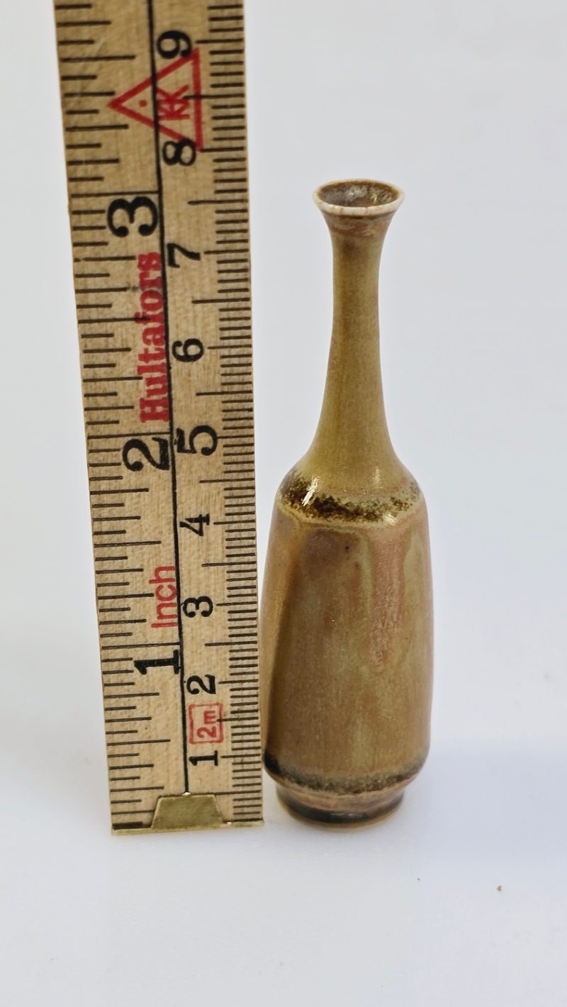 Elegant miniatyrvas från Höganäs – Svensk keramik i tidlös design