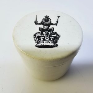 Antik behållare med lock och detaljerad design