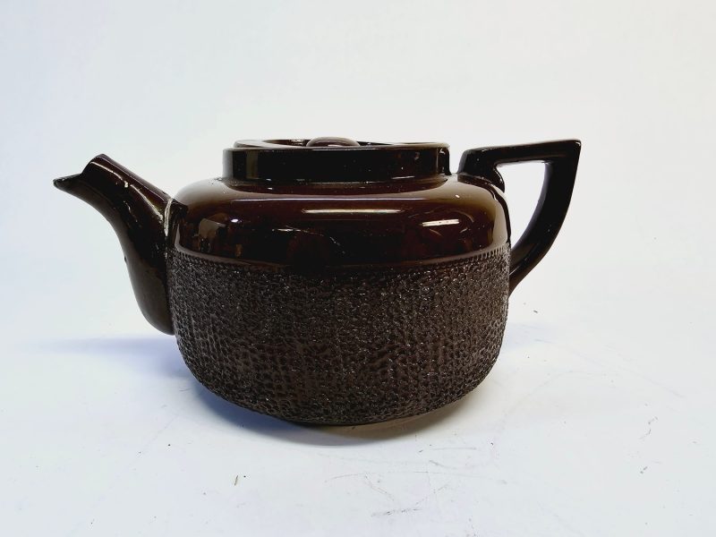 Vintage Tekanna "Made in England" - Brun Glaserad Keramik med Texturerad Detalj