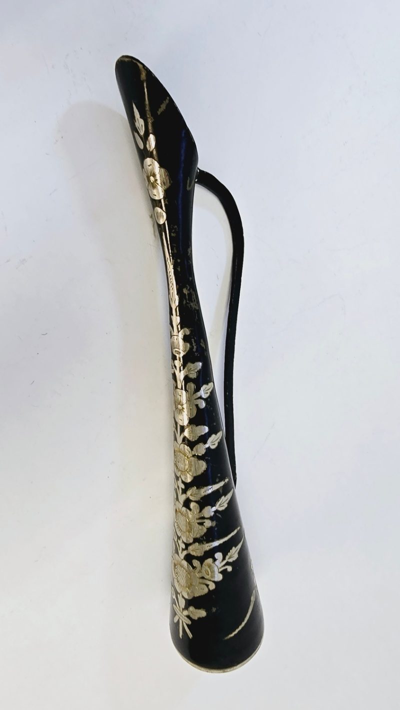 Elegant Metallvas med Blommotiv – 39 cm