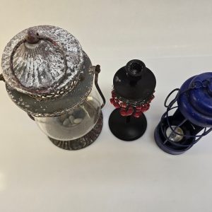 Set med tre ljushållare och lyktor – vintage och charmiga
