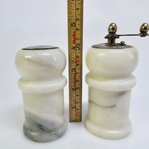 Elegant och klassisk salt- och pepparkvarn i vit marmor
