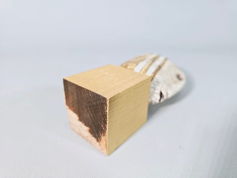 Liten skulptur i form av ett ansikte på träsockel, osignerad, lagad