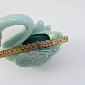 Elegant keramiksvan i mjuk grön färg – 20 cm hög