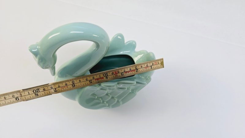 Elegant keramiksvan i mjuk grön färg – 20 cm hög