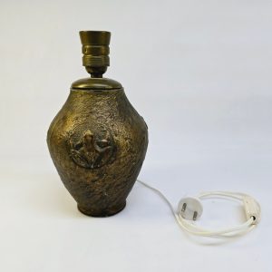 Unik bordslampa i bronsliknande design med figural relief - 25 cm
