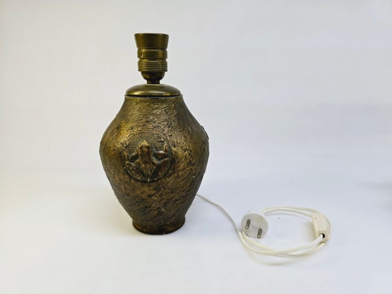 Unik bordslampa i bronsliknande design med figural relief - 25 cm