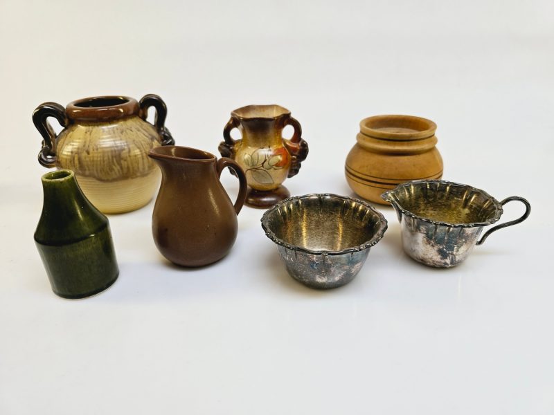Charmigt Set av Små Prydnadsvaser och Miniatyrkannor