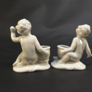 Charmiga porslinsfigurer med små blomkrukor – vintageinspirerat set