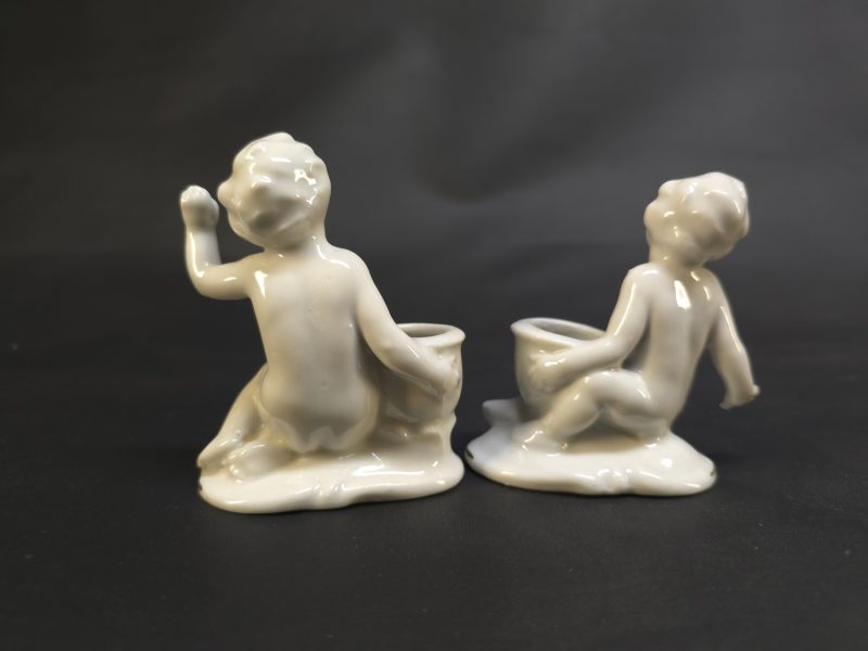 Charmiga porslinsfigurer med små blomkrukor – vintageinspirerat set