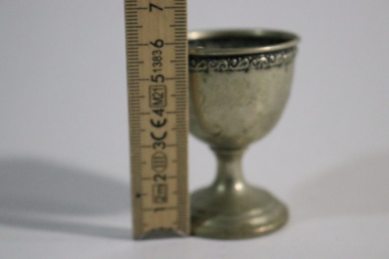 Vintage äggkopp i metall med dekorativ kant