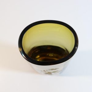 VAS, i färgat glas med etsad dekor -  25,5cm hög