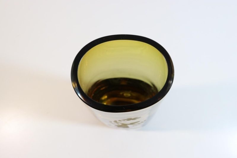 VAS, i färgat glas med etsad dekor -  25,5cm hög