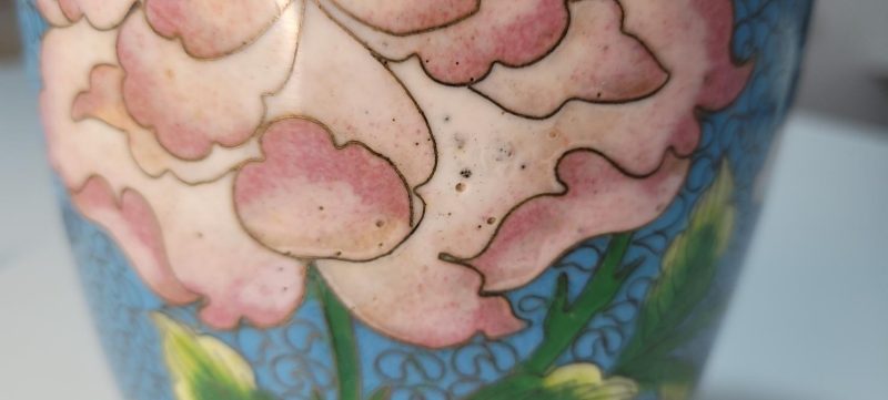 Blomvas, Kina 1900-tal, Cloisonne-vas dekorerad med pioner