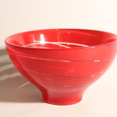 Elegant röd skål med modern design – 15 cm i diameter