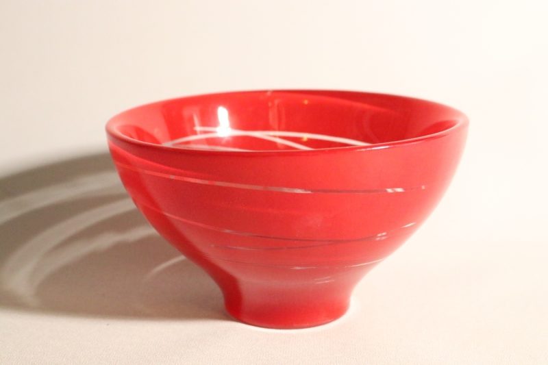Elegant röd skål med modern design – 15 cm i diameter