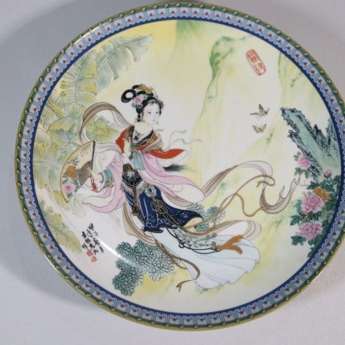 SAMLARTALLRIK, porslin, "Pao-chai", handmålad av Zhao Huimin, Kina 1985