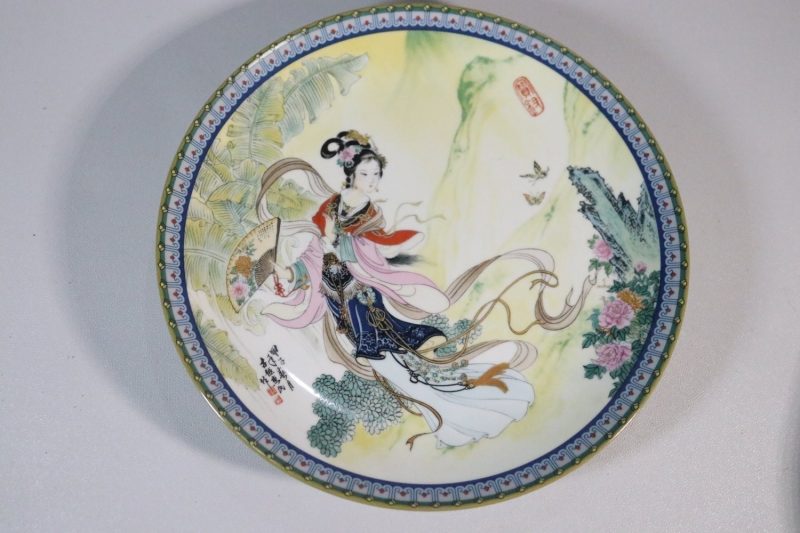 SAMLARTALLRIK, porslin, "Pao-chai", handmålad av Zhao Huimin, Kina 1985
