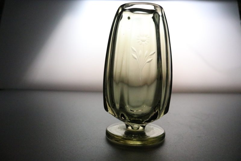 Elegant Rökfärgad Glasvas – En Touch av Klass för Ditt Hem
