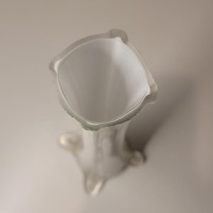 Stor art deco glasvas ca 30cm - vit, troligen Johansfors