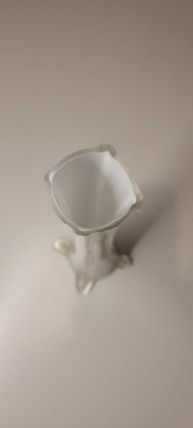 Stor art deco glasvas ca 30cm - vit, troligen Johansfors