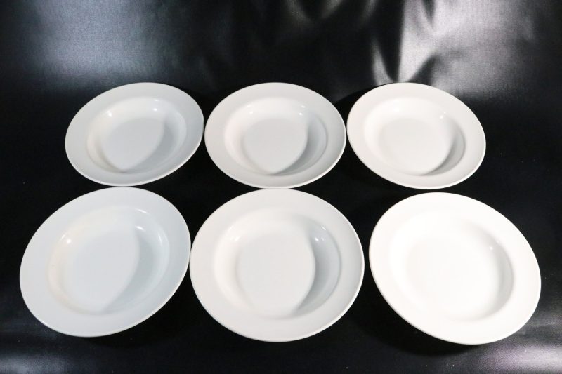 Set med 6 Gustavsberg-tallrikar i plast – Praktisk Svensk Design