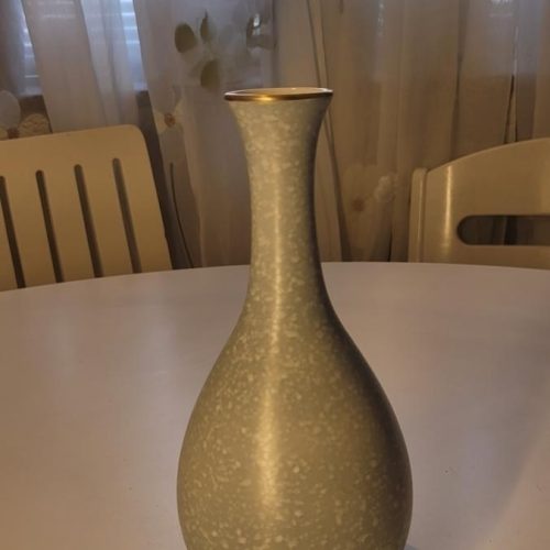 Vacker vas i keramik, ljusblå med guld i mynningen, 23cm