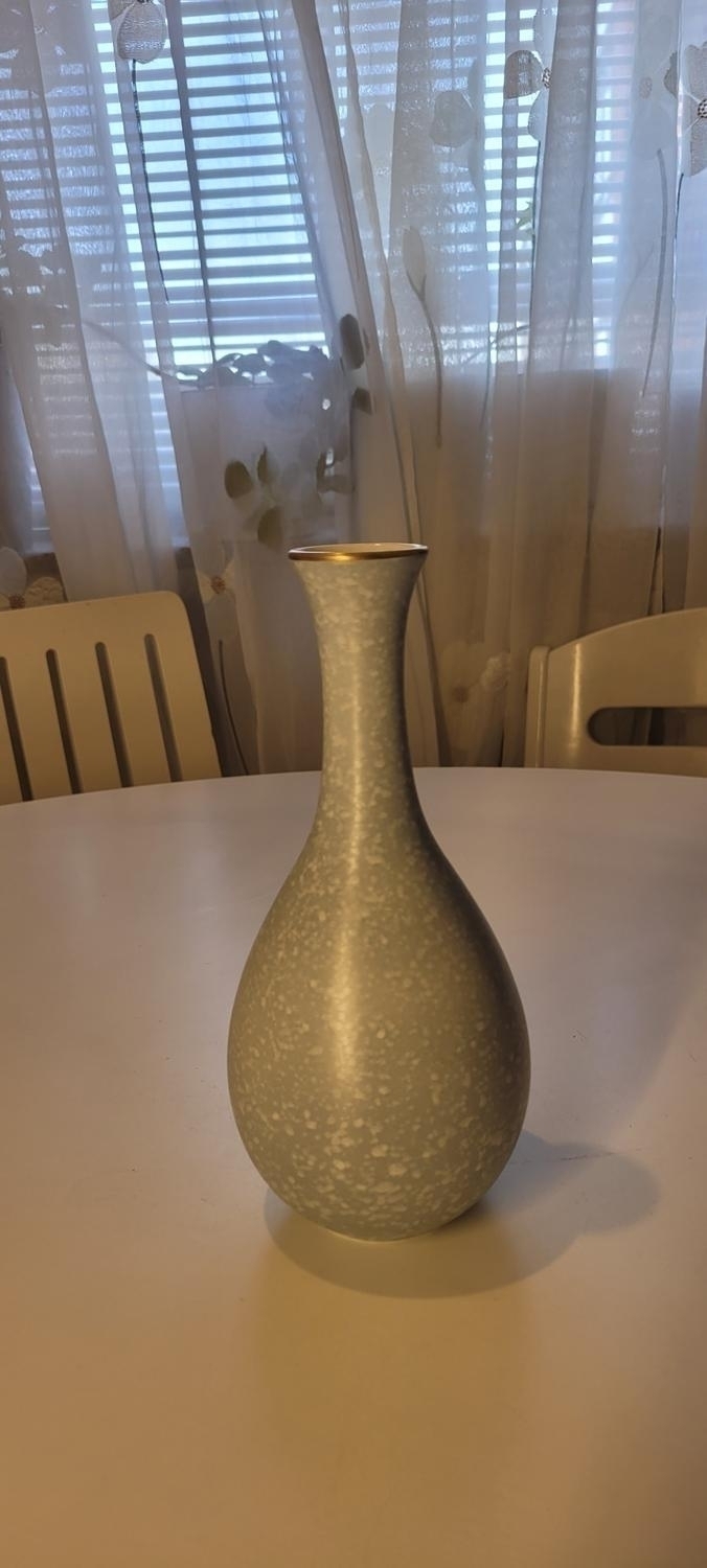 Vacker vas i keramik, ljusblå med guld i mynningen, 23cm