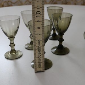 Karaff med 5 glas, troligen Johanfors glasbruk, rökfärgat glas