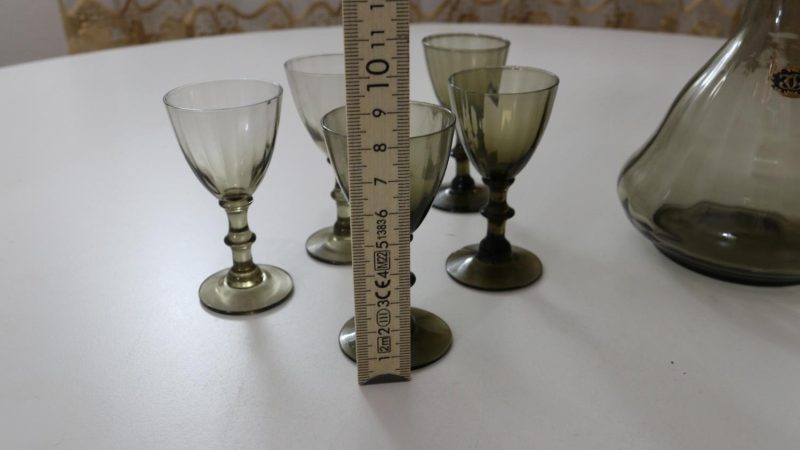 Karaff med 5 glas, troligen Johanfors glasbruk, rökfärgat glas