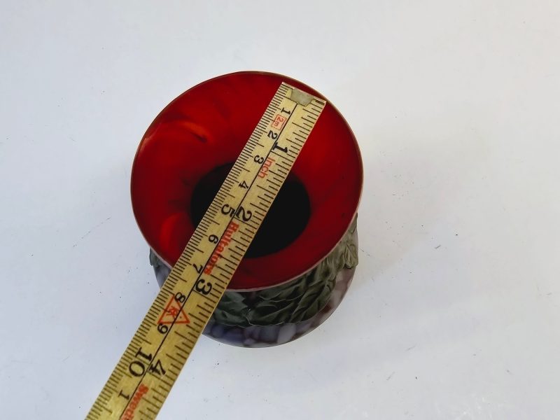 Unik Konstglasvas med Metallrelief – Handblåst Skönhet, 14 cm