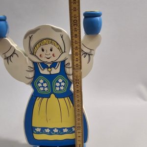 Handgjord träljusstake med folkdräkt
